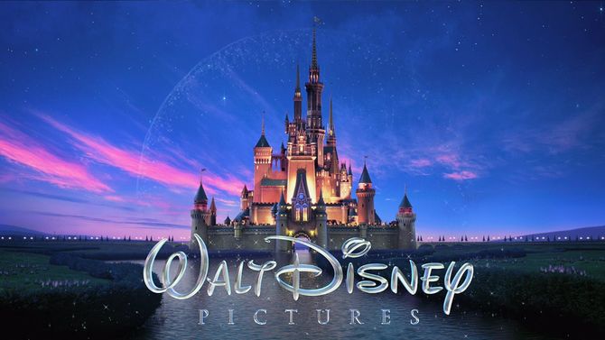 Walt Disney Pictures 로고 뒤로 붉은 노을이 지는 파란 하늘과 주황 빛으로 물든 성의 모습